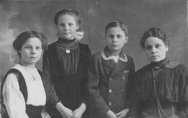 Opa als Kind, Mutter und seine Schwestern, um 1920?
