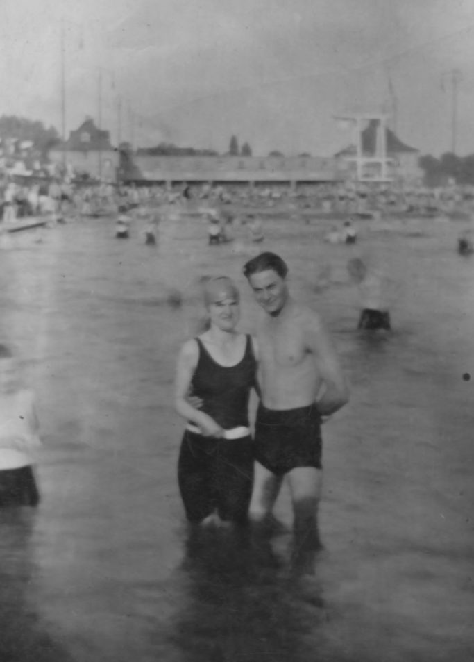 Die Eltern meiner Mutter im Volkspark Freibad Die Eltern meiner Mutter im Volkspark Freibad