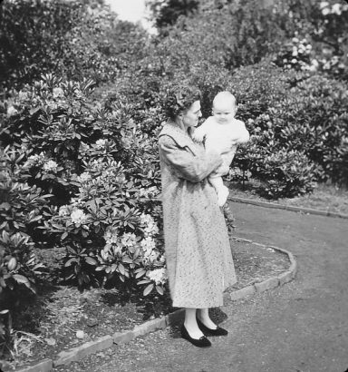 Oma Else mit dem Webmaster, etwa 1957