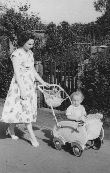Prinz im Kinderwagen