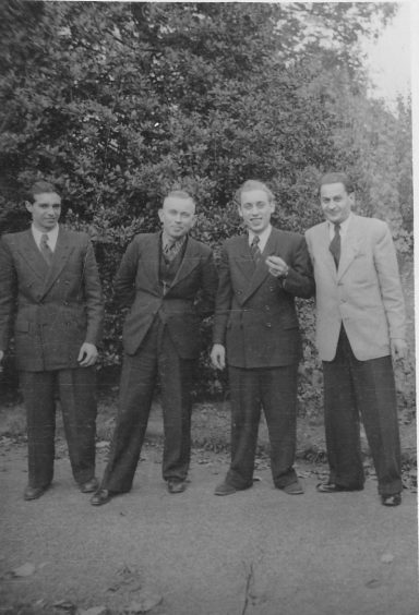 Opa in den 50er Jahren mit Freunden
